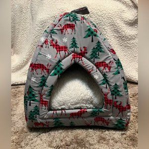 CUTE portable cat, dog sleeping winter themed bed tent. NWOT 16” tall